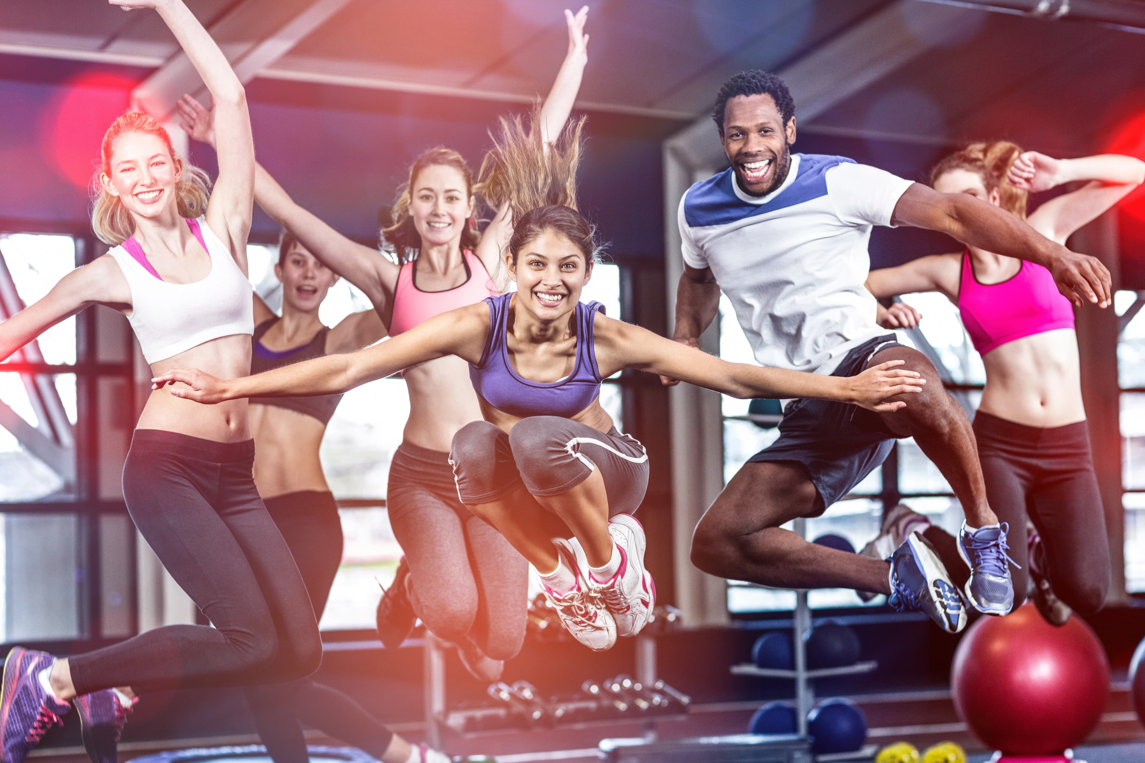 Un groupe de personnes en tenue de sport, prêt à reprendre une activité sportive, dans un cadre motivant et énergique, reflétant l'envie de se remettre en forme pour la rentrée.
