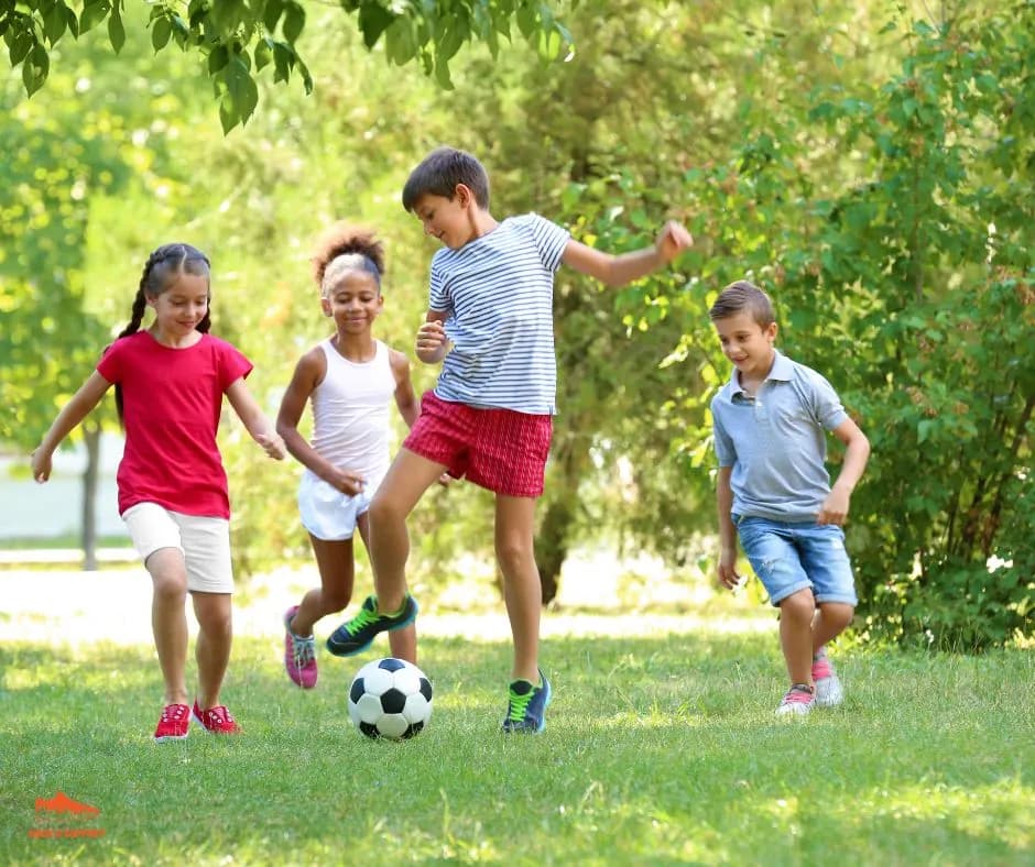Enfants en train de jouer dans un parc, rieurs, au printemps