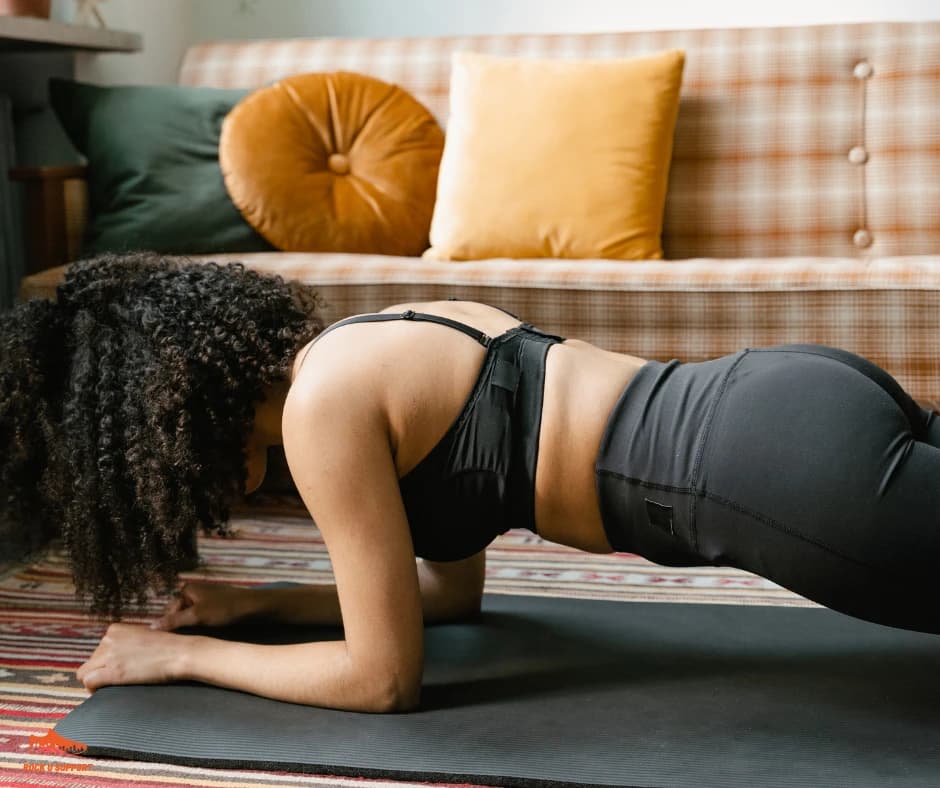 Femme en posture de gainage pour travailler ses abdos profonds