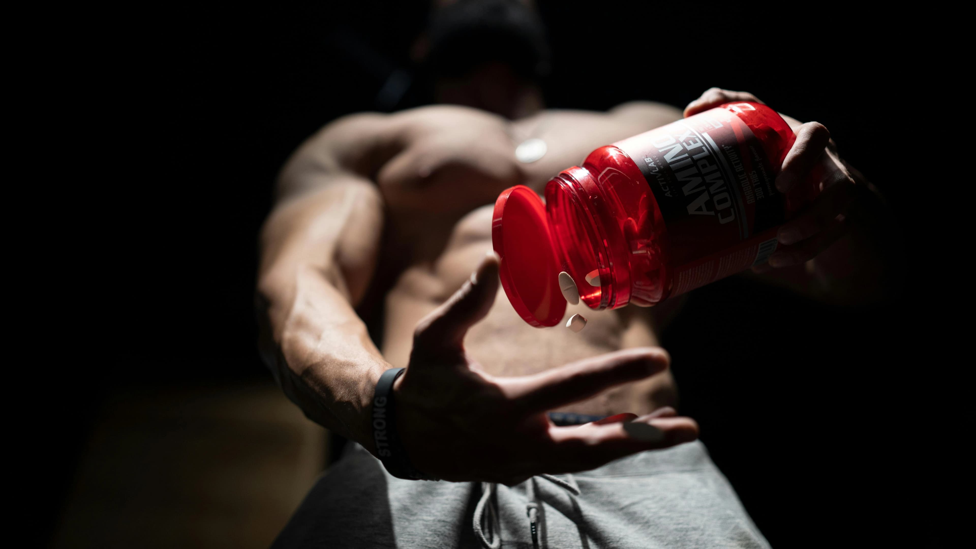 sportif musclé avec shaker protéine complément musculation